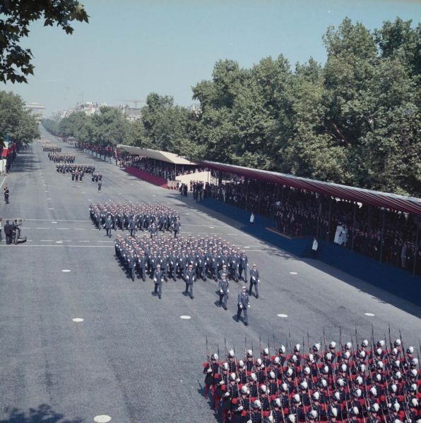 4_F 71-308 RC74.jpg - L'ÉMIA promotion 1970-1971 « général Kœnig », devant la tribune des officiels.